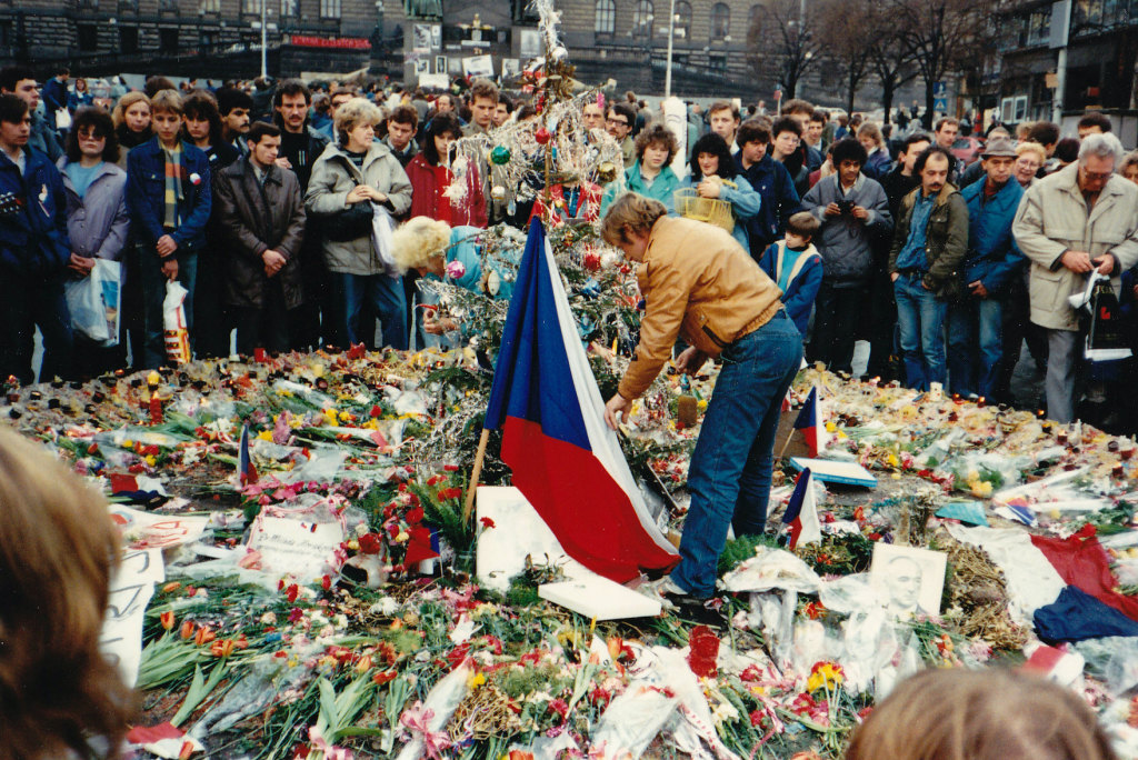 Manifestantes en Praga se reúnen en círculo alrededor de las flores durante la Revolución de terciopelo a favor de la libertad Foto: MD Wikimedia Commons