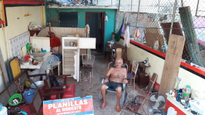 Pedro en su garaje. Foto: Frank Correa
