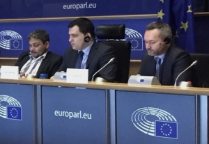 Niober García Fournier (a la izquierda) durante una mesa redonda en el Parlamento Europeo.