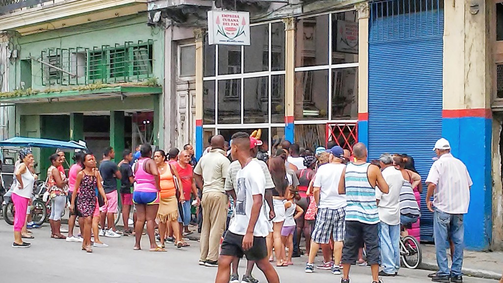 Los cubanos y lo faltante de cada día. Foto: Frank Correa