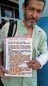 Bernardo Calvino Bayola making his appeal in the streets of Old Havana. Photo by Mario Hechevarría Driggs